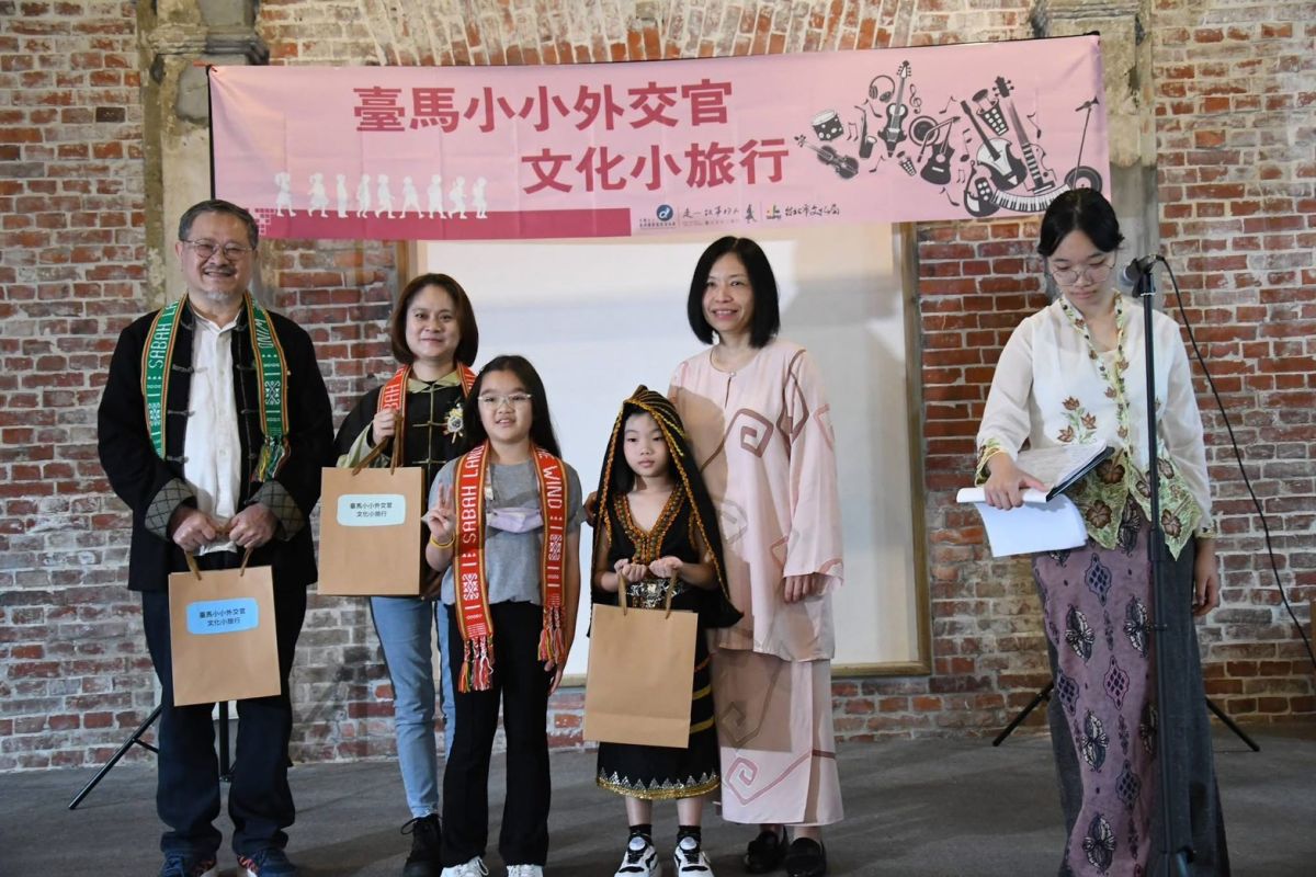 圖／貴賓合影，左一為社團法人臺灣國際藝術家協會副理事長王建民、右二為社團法人臺灣國際藝術家協會易凡珍秘書長。(記者葉均翻拍)