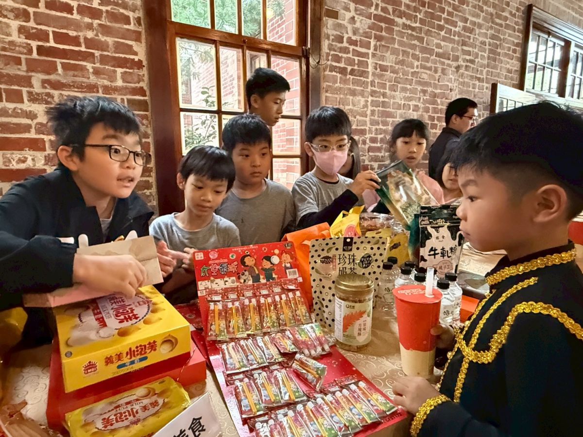 圖／小小外交官分享台灣、沙巴美食。(記者葉均翻拍)