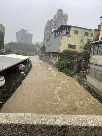 圖/豪雨狂炸苗栗,水淹道路。(翻攝苗栗大小事)