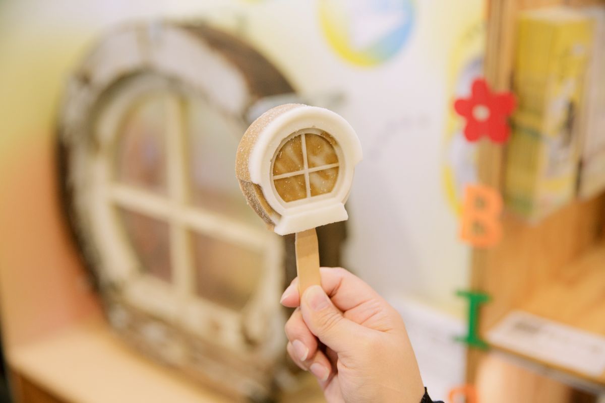 圖／以百年車站經典建築元素「老虎窗」為靈感設計的造型冰棒，讓旅客在品嚐冰品的同時，能以全新視角「閱讀」這座車站的故事。（財團法人台北市文化基金會提供）