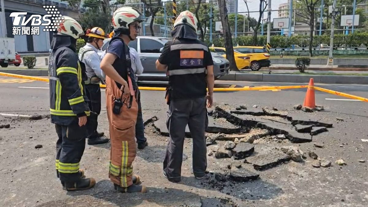 圖/台電人員在現場仍緊急搶修中。(TVBS 提供)