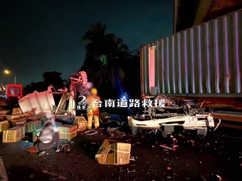 圖/國道一號南下岡山交流道附近路段接連發生2起嚴重車禍事故。(翻攝 Facebook/台南道路救援(張家班))