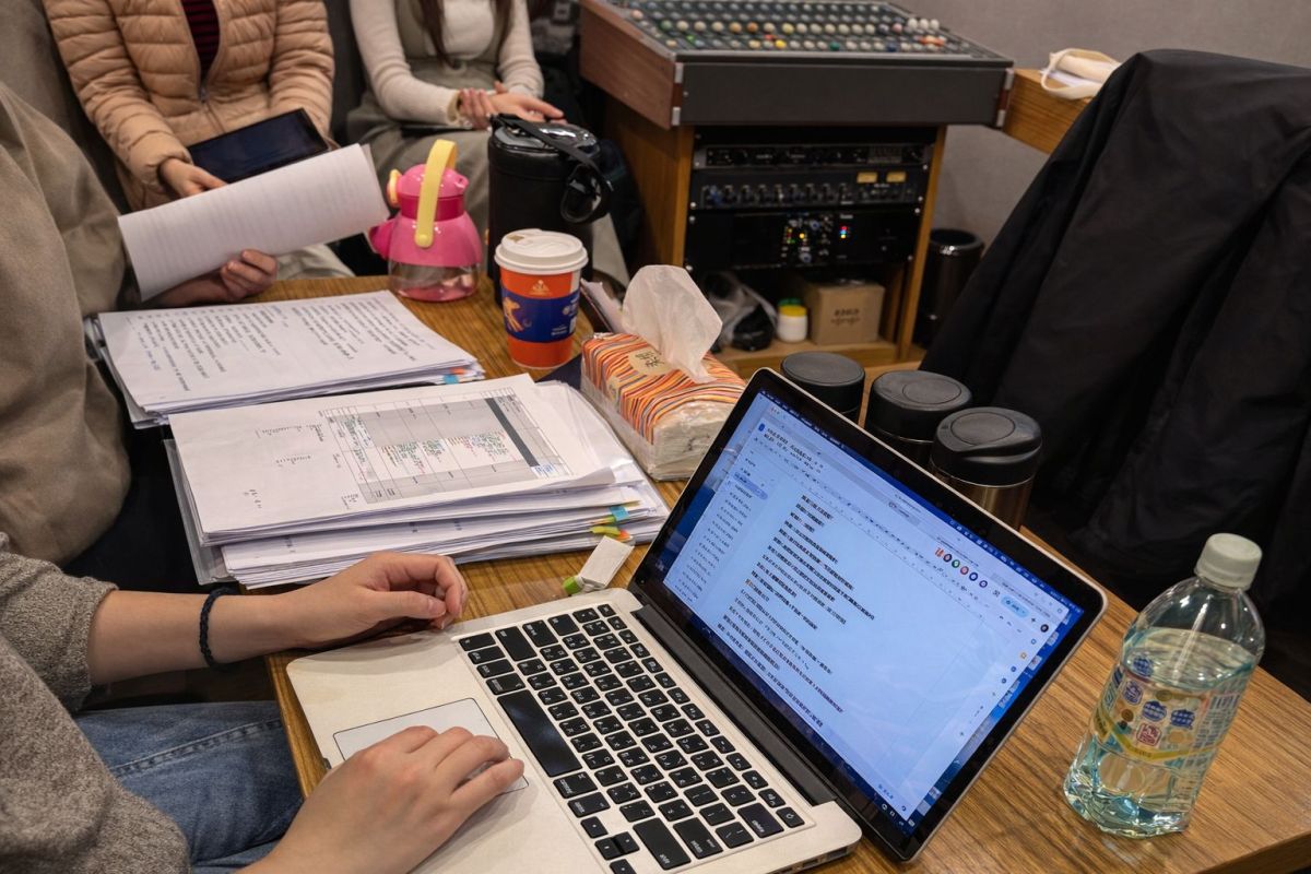 圖／《宅爾摩斯的萬事屋》並非憑空想像，最早來自謝智博的同名著作。書中描繪了徵信業長期處於灰色地帶的歷史背景，也記錄了許多在法律與情感之間拉扯的人生故事。（咳咳文化聯盟提供）