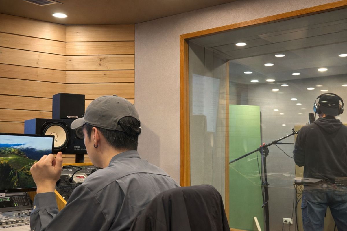圖／錄音室內由音控人員與配音員同步進行錄製與監聽，確保聲音品質與情境真實度。（咳咳文化聯盟 提供）