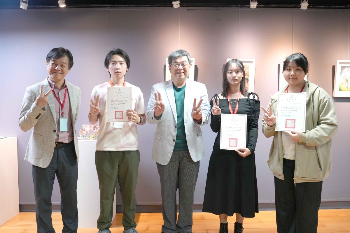  圖／特優得獎者與頒獎人合影。左起：華梵大學人文與藝術學院黃智陽院長、安康高中。（華梵大學 提供）