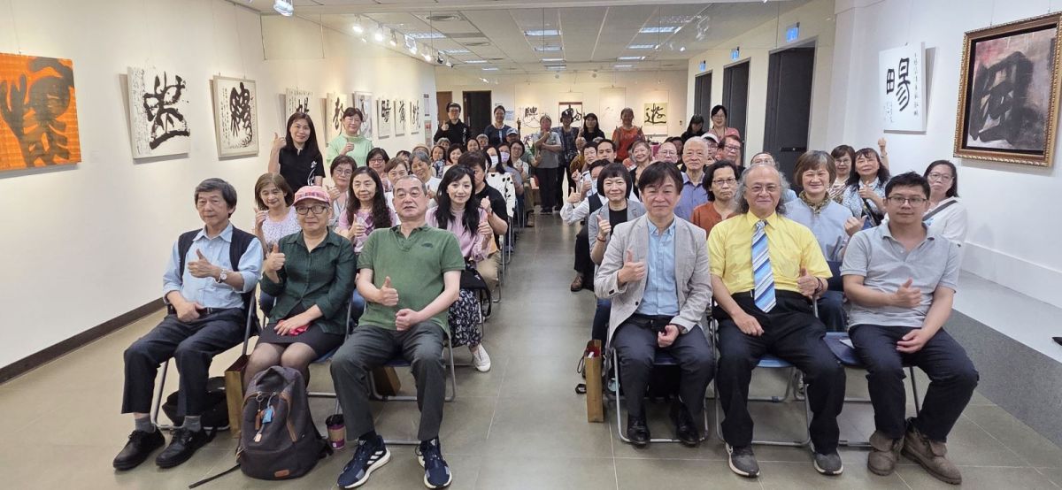 圖／華梵大學舉辦「蘭亭放」書法專題展，吸引許多校內外人士參觀。（華梵大學 提供）