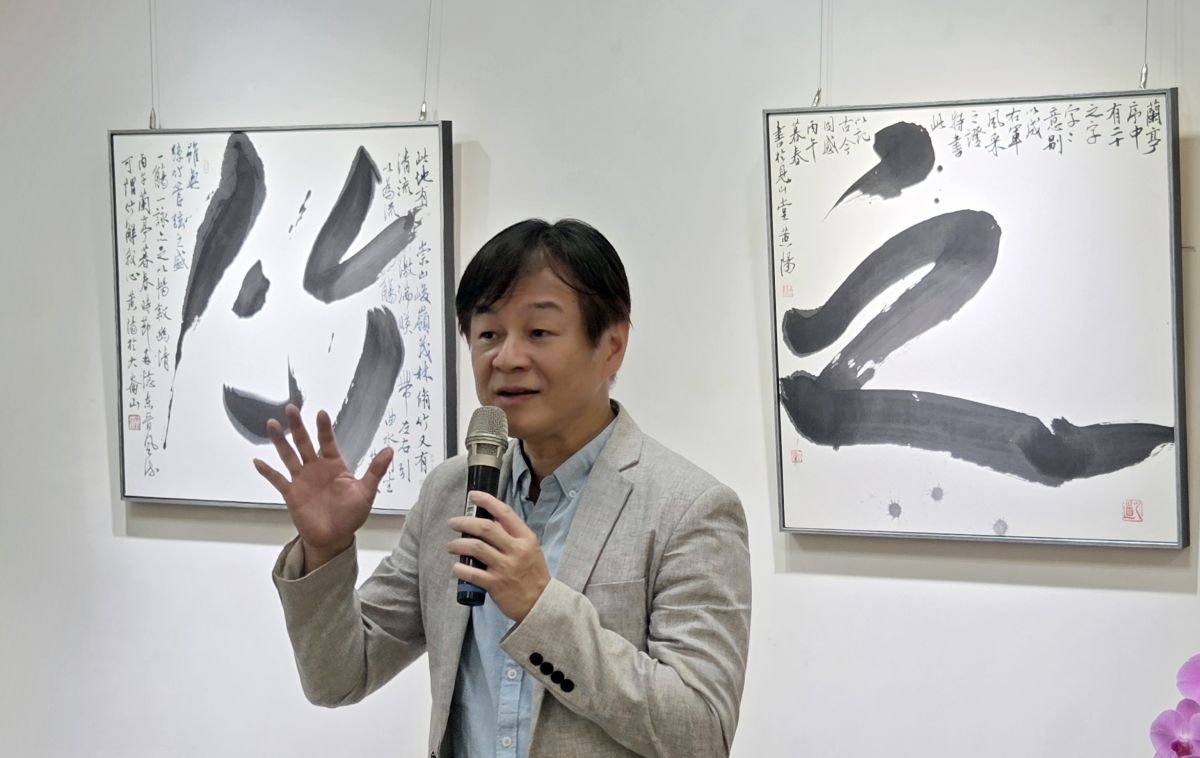 圖／「蘭亭放」策展人、華梵大學人文與藝術學院黃智陽院長說明展覽原委。（華梵大學 提供）