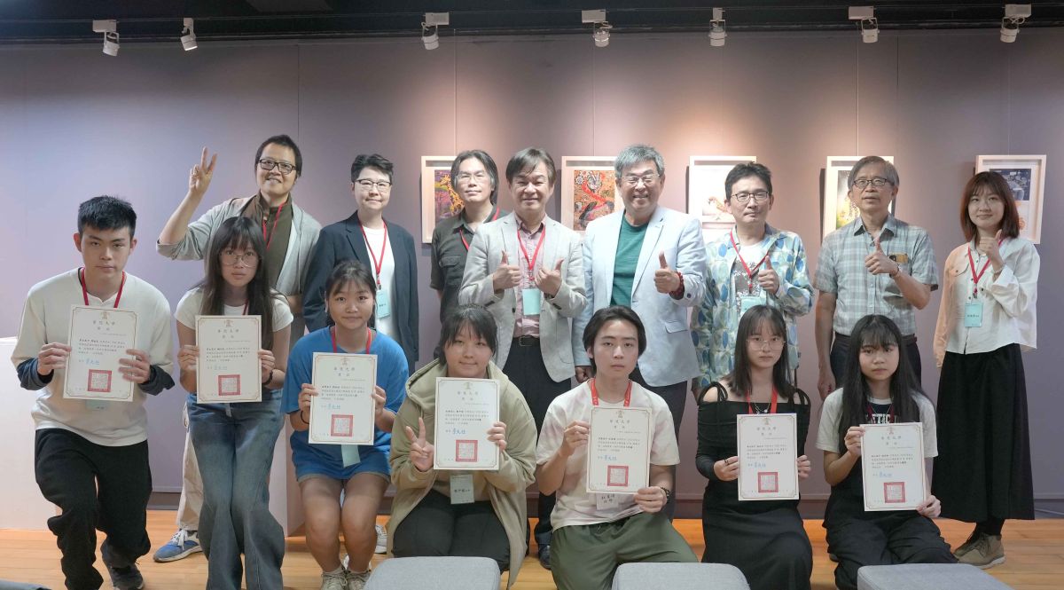  圖／「2026風起雲遊全國高中職插畫A4秀」得獎者合影。（華梵大學 提供）