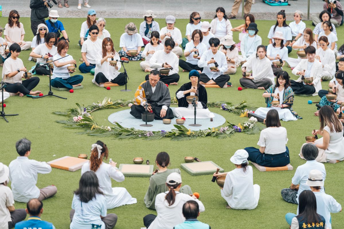 圖／百人頌缽齊鳴共振展現聲音療癒力量。（臺東縣政府提供）