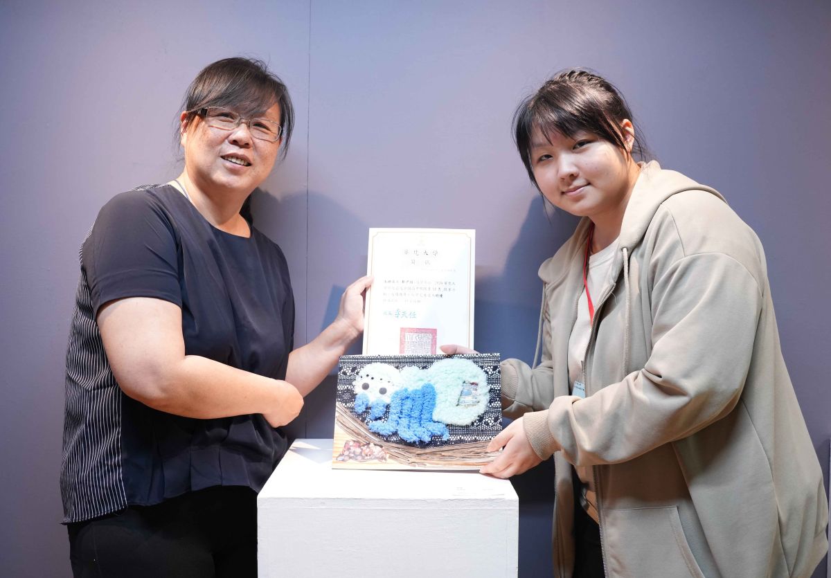  圖／木柵高工三年級鄭尹瑄（右）的作品〈Dream〉贏得特優獎勵。（華梵大學 提供）