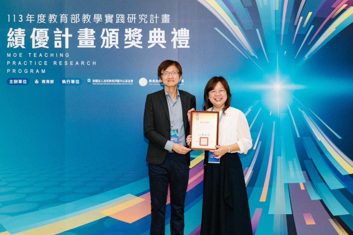 圖／東海大學國貿系展現卓越人才培育成果，助理教授李怡穎(右)榮獲教育部教學實踐績優計畫。圖左為東海大學管理學院院長曾俊堯。（東海大學提供）