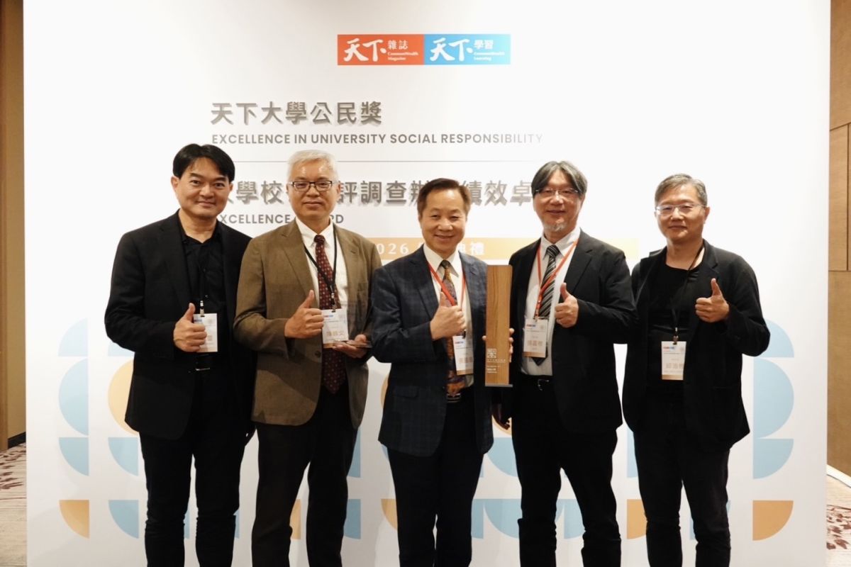 圖／副校長張嘉修（右2）、大渡山-東海AI中心主任邱浩修（右1）、公事處處長黃兆璽（左1）、永續處處長陳鶴文（左2）也一同出席頒獎典禮。（東海大學提供）