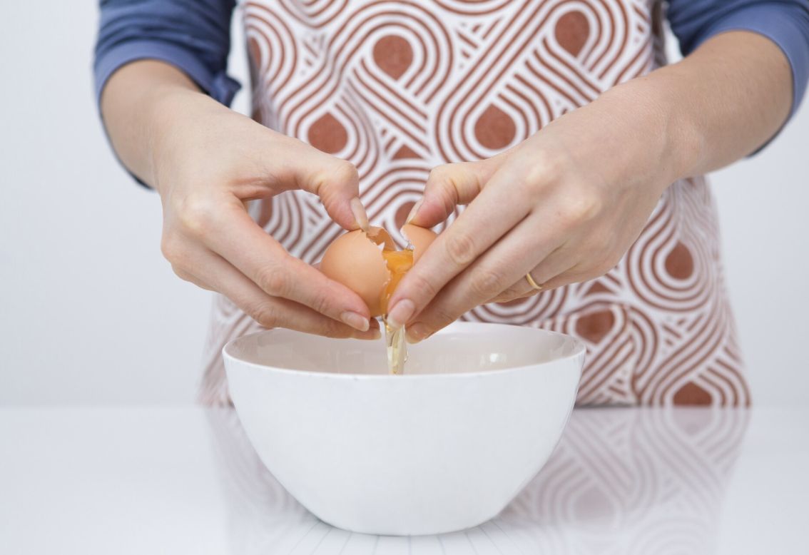 示意圖／傳統後廚仰賴人工進行洗蛋、打蛋與蛋黃蛋白分離，這段繁瑣的前置作業隱藏著極大的交叉污染風險，易引發沙門氏菌等嚴重的食安危機。（擷取自免費圖庫freepik）