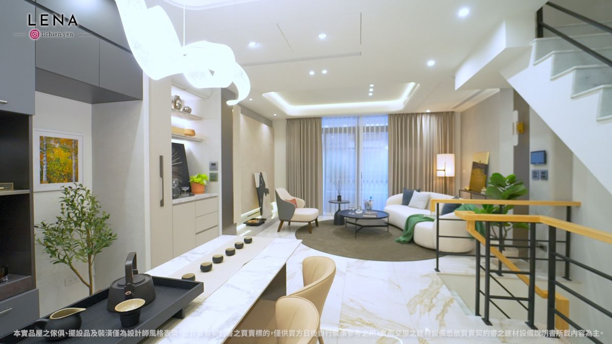 圖／「富霖瑞苑」實品屋。二樓規劃為公領域，搭配大面落地窗與荷蘭普特斯防霾紗窗，採光與通風一次到位。更升級全棟BWT淨水系統，結合軟水與除氯設備，從空間到用水細節都展現高規格質感。（翻攝 YT土地婆麗娜）