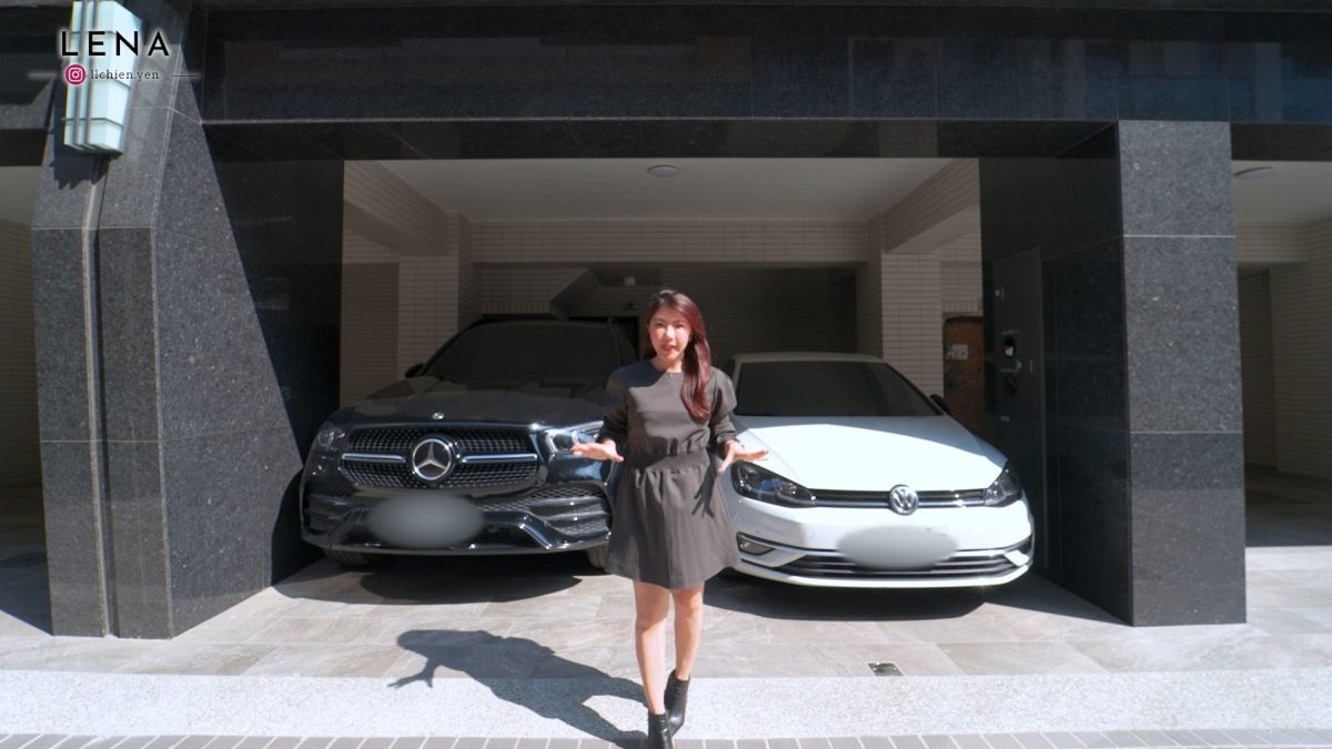 圖／「富霖瑞苑」實景。建築面寬約5米2，輕鬆雙車併排停放；社區型電梯別墅規劃，進門即享尊榮，搭配質感外觀設計與一樓前庭停車，大空間讓生活更舒適便利。（翻攝 YT土地婆麗娜）