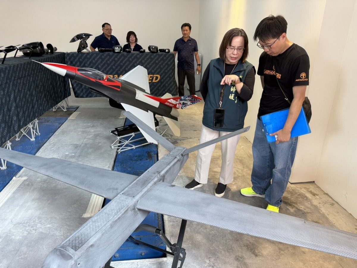 圖／徠碩總經理吳孟修介紹徠碩生產產品。（台南市經發局提供）