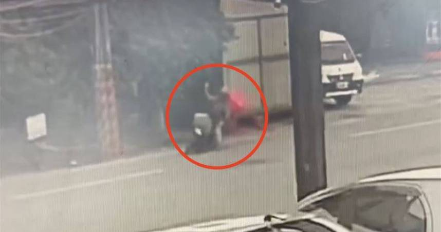 圖／46歲李姓外送員不明原因倒地，遭後方水泥預拌車輾斃。（CTWANT 提供）