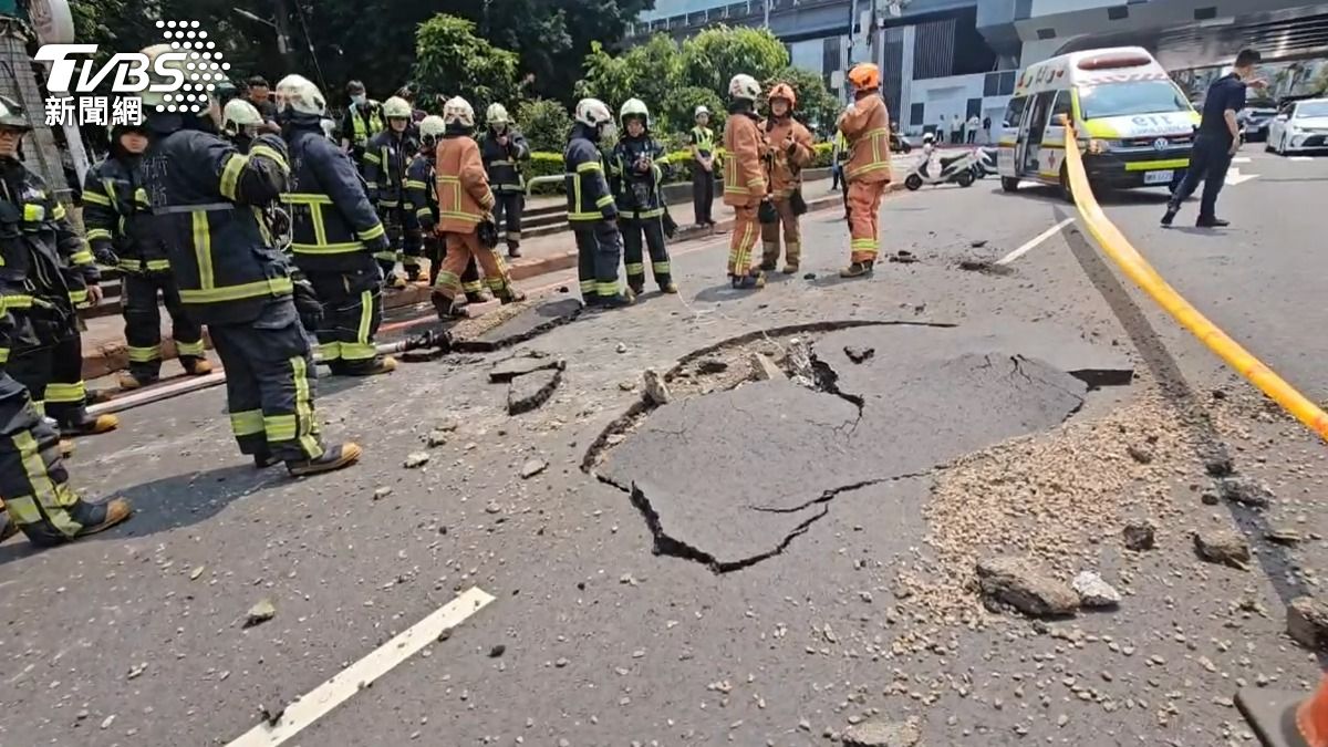 圖/柏油路面突然「爆裂」炸開。(TVBS 提供)