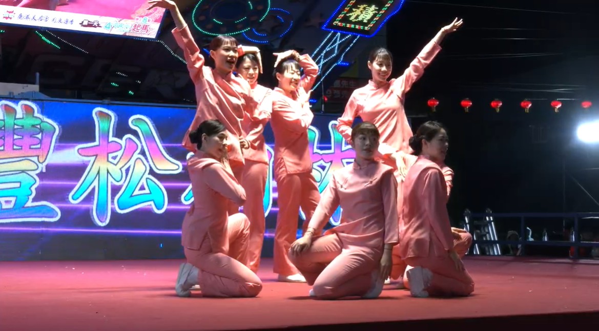 圖／桃園龍德宮仙女轎班演出AI編舞舞蹈，吸睛十足。（桃園龍德宮提供）