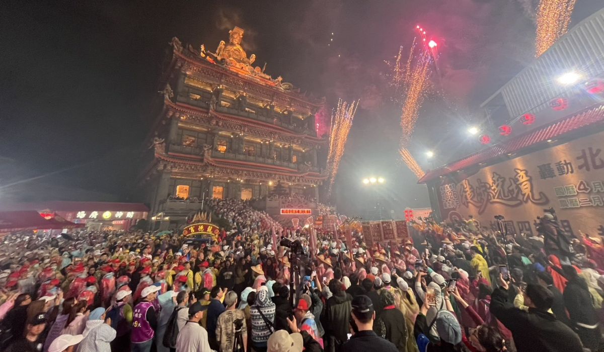圖／桃園龍德宮舉行起馬炮，煙火綻放，宣告遶境正式展開。（桃園龍德宮提供）