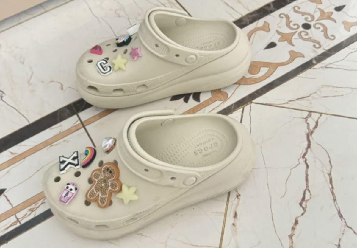 圖/「踩屎感」洞洞鞋容易造成腳跟壓力集中,引發足底筋膜炎或慢性疼痛,若材質不透氣更可能導致真菌感染。(翻攝 微博)