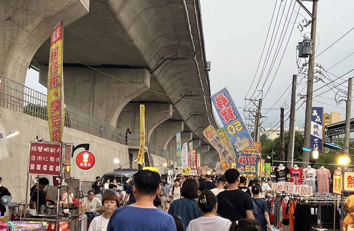 圖/竹東夜市在Google評論擁有4.2顆星高評價,但不少遊客也抱怨,停車與廁所問題仍有待加強。(翻攝 Google Maps)