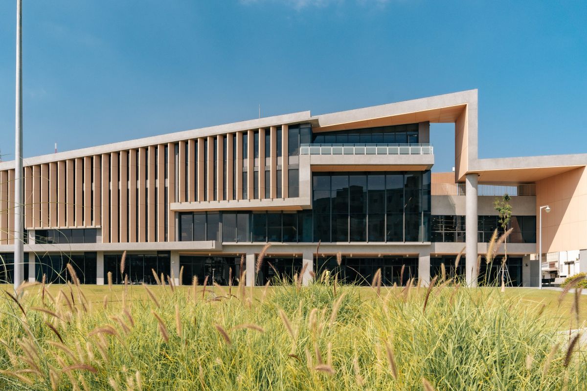 圖／臺東縣立圖書館新館以「山嵐」為設計意象，建築融入自然地景，形塑兼具閱讀與藝文功能。（臺東縣政府提供）