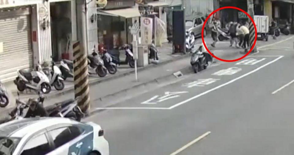 圖／女學生外婆與里長雙雙遭游男痛毆成重傷，周圍民眾合力將游男壓制。（翻攝網路）