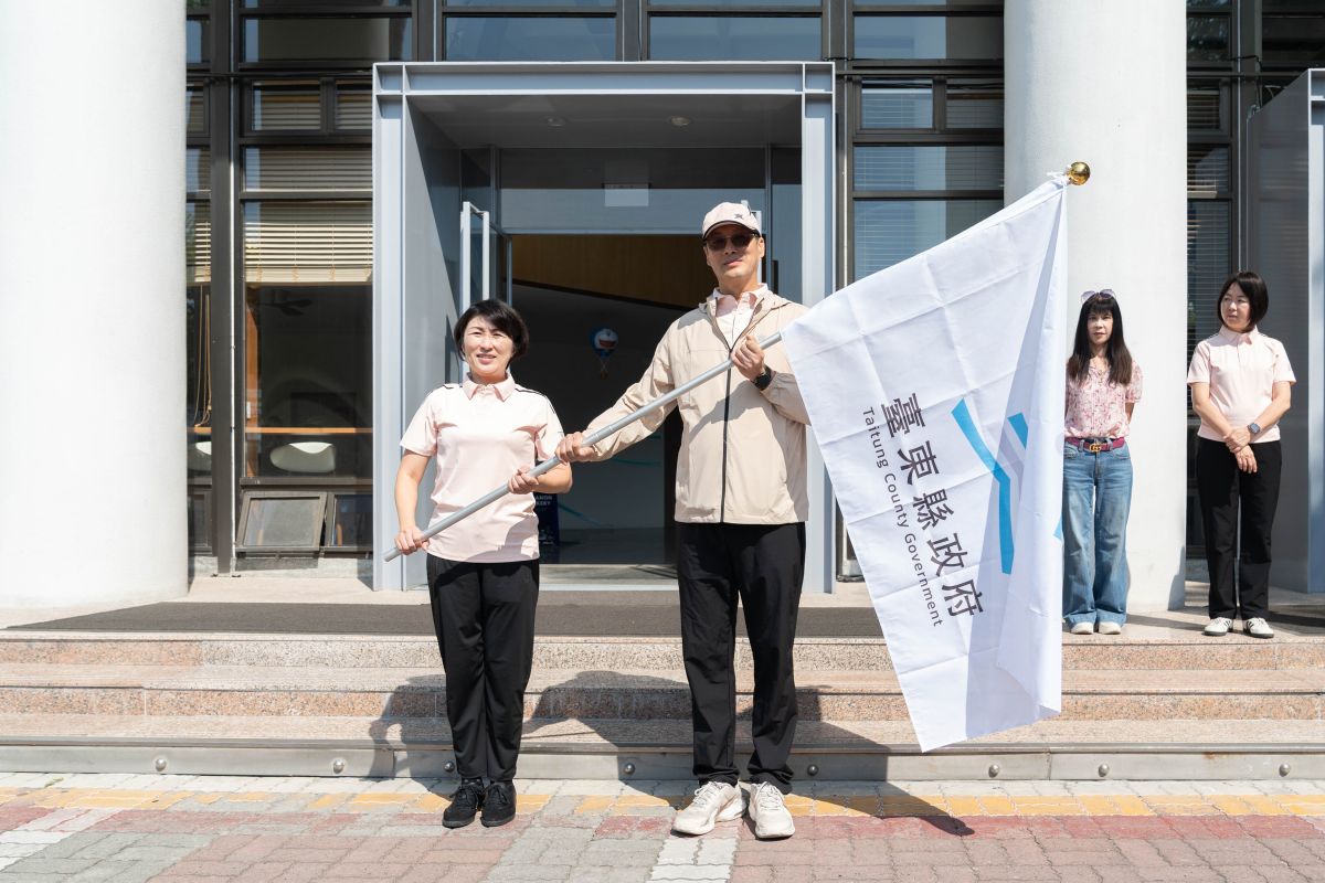 圖／饒慶鈴縣長於縣府前親自授旗，代表臺東縣將榮耀交付代表隊，期勉選手穩健出征全力爭取佳績。（臺東縣政府提供）