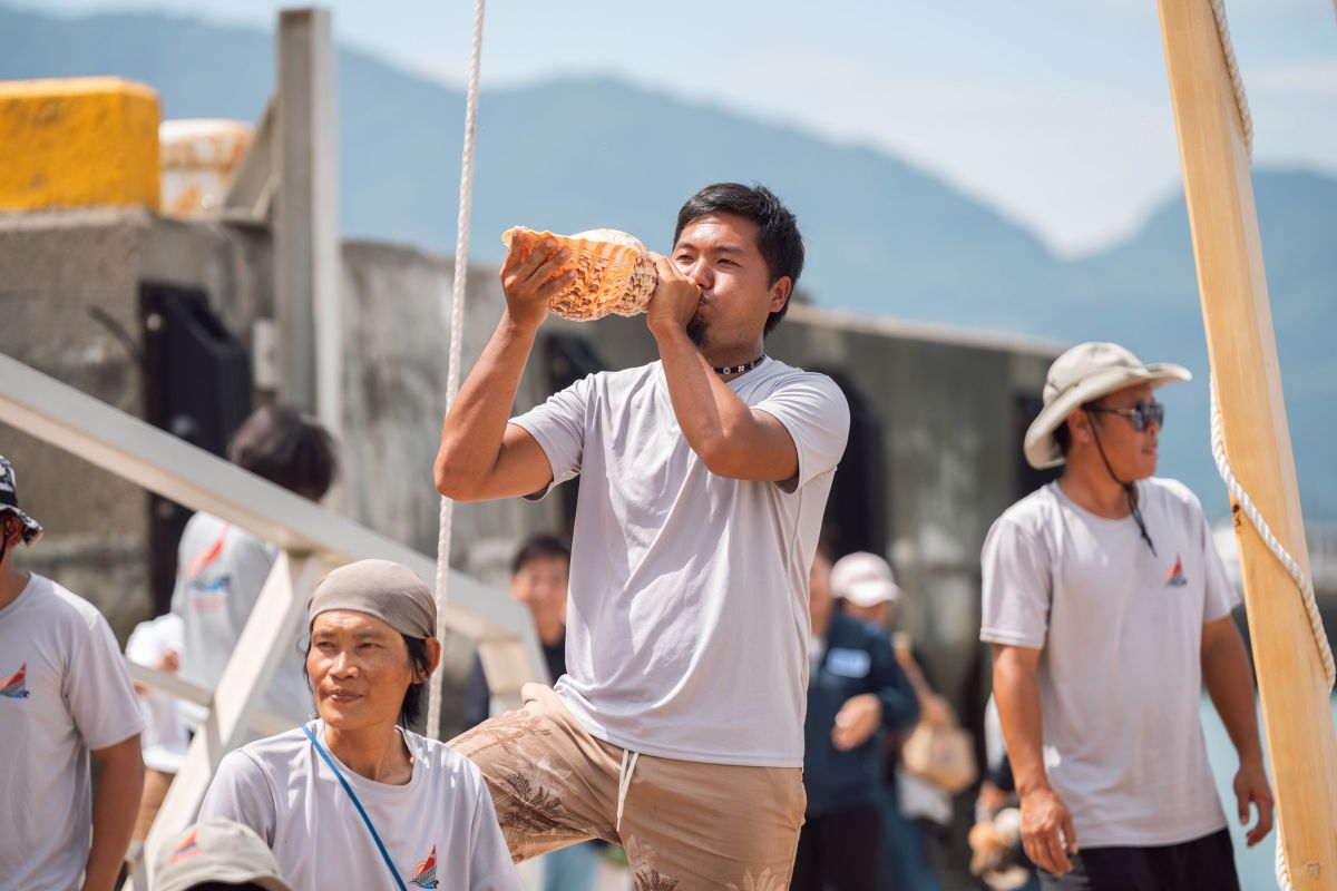 圖／船員以海螺聲迎風報訊，傳遞南島航海精神。（臺東縣政府提供）