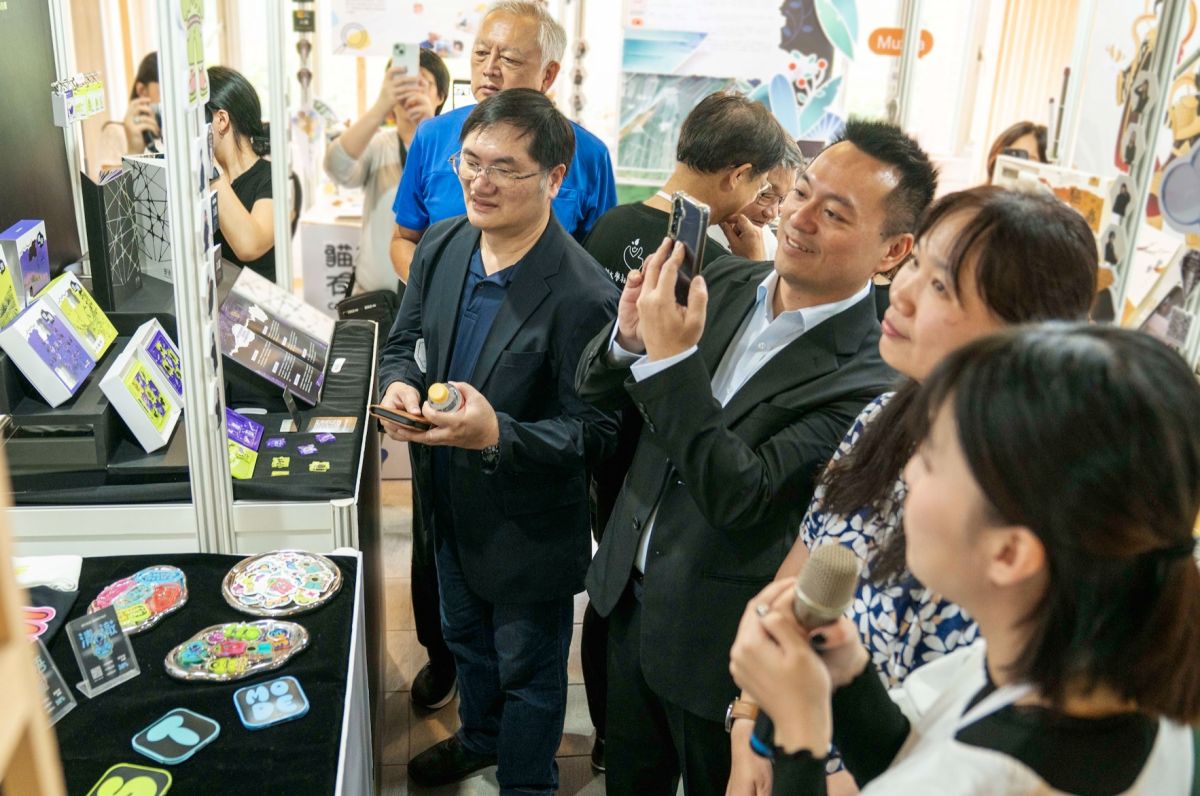 圖/成果展多項作品榮獲 MUSE Design Awards與World Front Design Award開啟國際視野,透過策展導覽帶領探索背後的靈感故事。!(左起明志科大 劉祖華校長、臺北市政府產業發展局農業發展科呂丘鴻科長、臺北市文山區公所鄧淞駿區長、木柵區農會 莊思琪總幹事(明志科大提供)