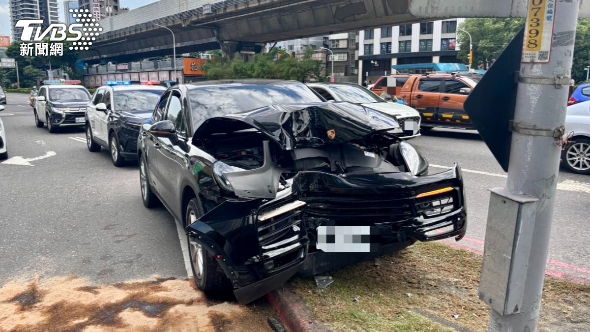 圖/男子毒駕自撞燈桿,車頭近乎全毀。(TVBS提供)