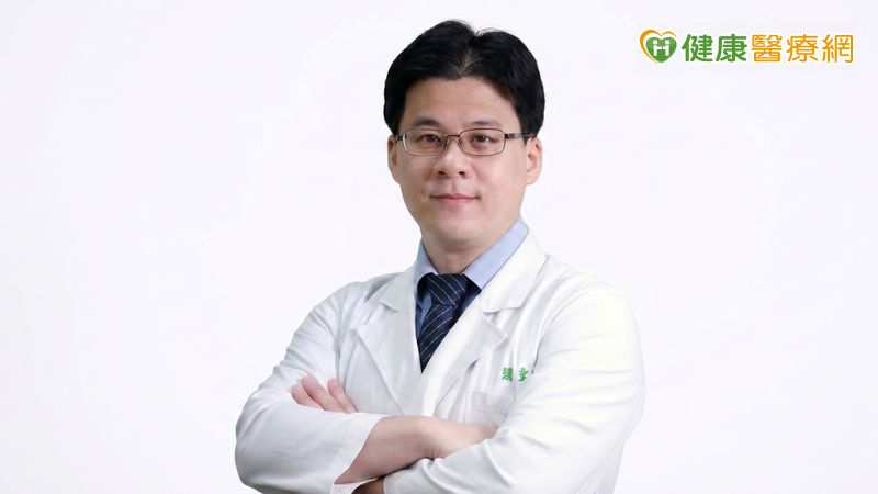 圖／台北榮民總醫院血液科簡聖軒醫師解釋，CML治療初期的心態應採取「打帶跑」的策略。（健康醫療網提供）