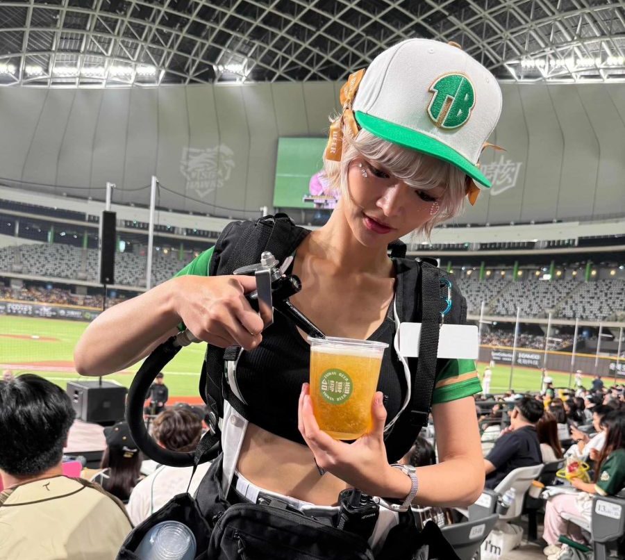 圖／球場販售啤酒的女員工「栗子」工作期間已經半蹲降低身高，仍遭後方一名觀眾大力推擠2下，對方還大聲怒吼。（翻攝 臉書）