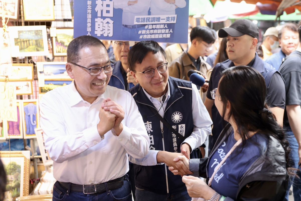 侯友宜陪陳柏翰掃街拜票　送喉糖力挺拚永和初選