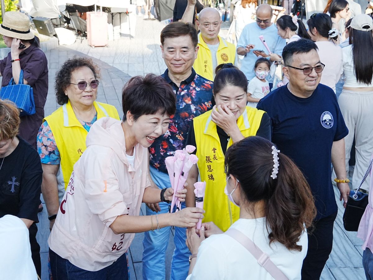 陳亭妃導覽《圓桌上的五月》　市場變身文化展場