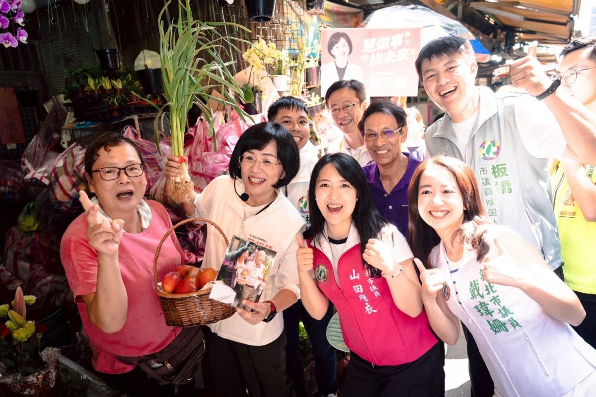蘇巧慧板橋掃街展新北隊戰力　高喊扛起新時代拚勝選