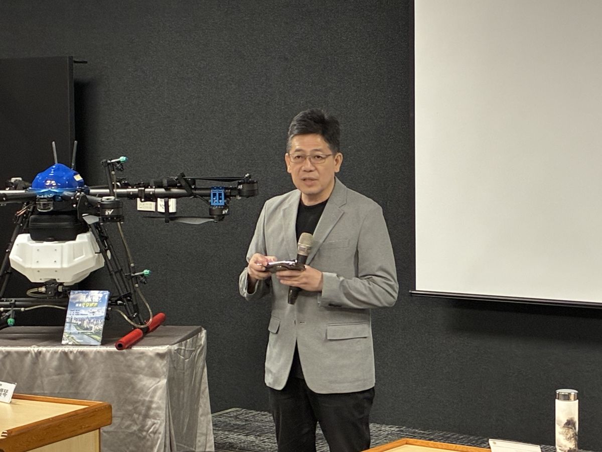 圖／新書《從無人機邁向低空經濟》由前國安諮詢委員謝立功擔任總編輯，揭密臺灣突圍低空經濟版圖。（引新聞記者攝）