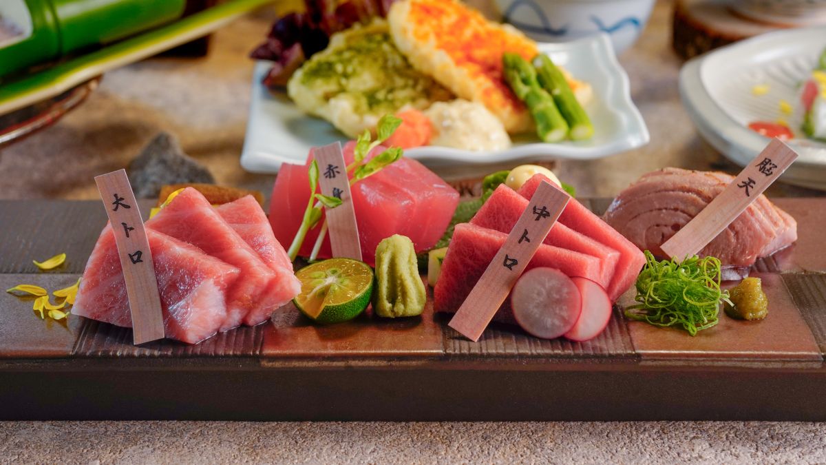 圖／《本鮪玩味御膳》本鮪盛合一次呈現赤身、中腹、大腹與稀有腦天，透過不同色澤與油脂分布，展現黑鮪魚各部位的口感與香氣差異。（頑味餐飲提供）