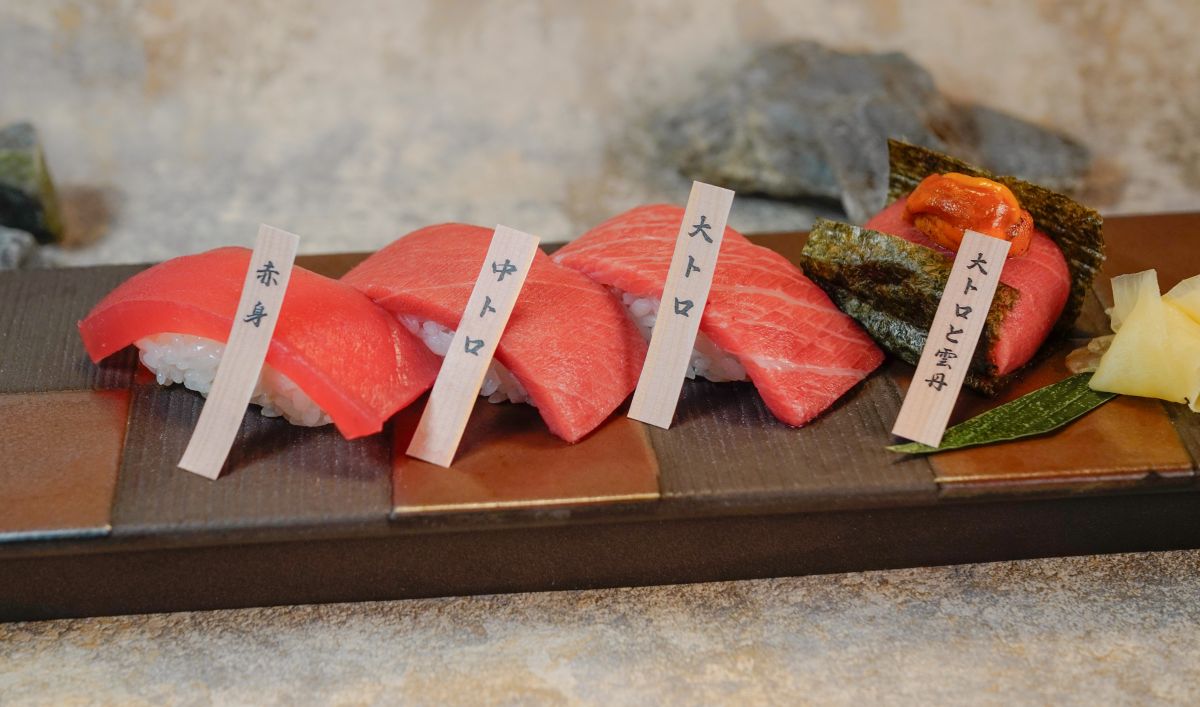 圖／鮪魚季單點品項《本鮪壽司盛合》以赤身、中腹、大腹等部位呈現不同油脂層次，搭配海膽更凸顯本鮪濃郁甘美的風味表現。（頑味餐飲提供）