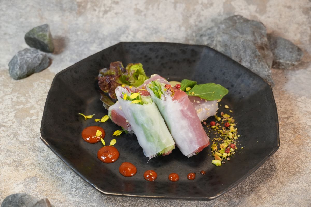 圖／鮪魚生春捲以清爽蔬菜搭配鮪魚鮮味，活動期間來店消費點選任一套餐，可享半價加購優惠，為初夏鮪魚季增添輕盈口感。（頑味餐飲提供）