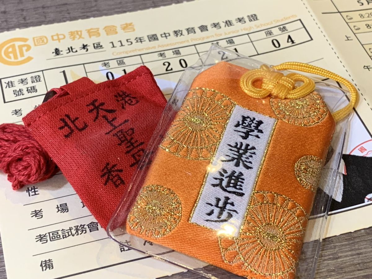 圖/求神保佑,臨時抱佛腳,相信對許多考生或家長也是一種信仰的寄託,期盼考試順利。(林意欽 攝影)