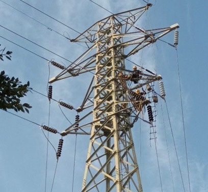圖／廠外噴塗HVIC於電氣礙子。（信商企業提供）
