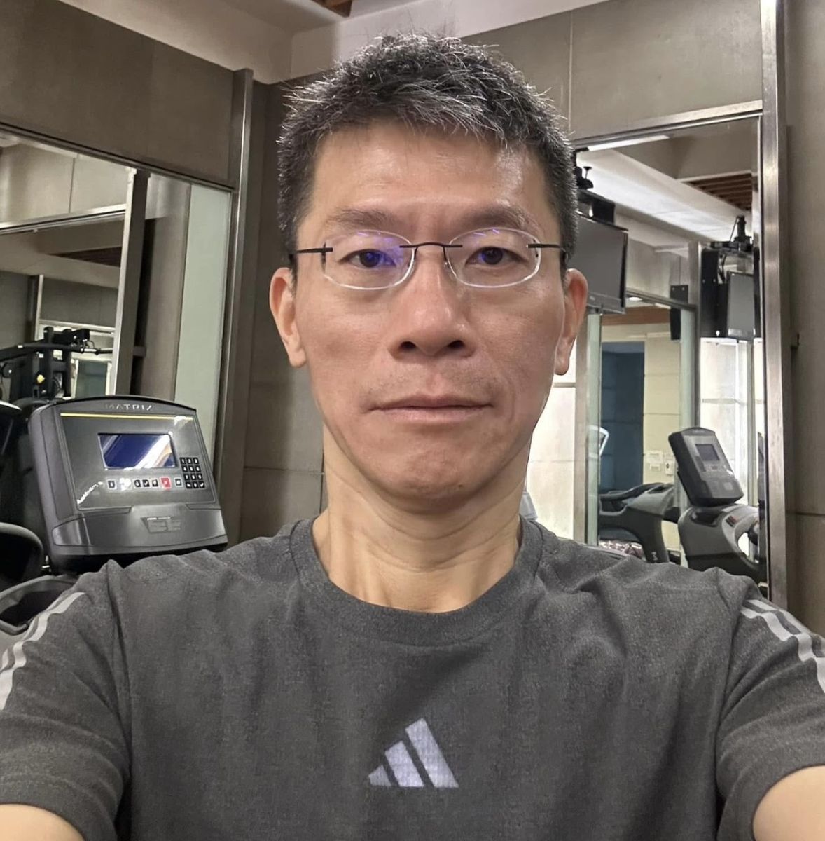 圖/鬼門關前走一回的陳威龍醫師,呼籲民眾身體健康才是第一。(翻攝臉書)