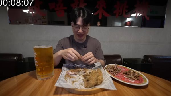 「吃貨豪豪」挑戰30隻雞翅遭刁難 店家被罵急道歉