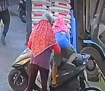 圖／男童未戴安全帽上機車突然暴衝摔落垃圾車底遭輾身亡。（民眾提供）