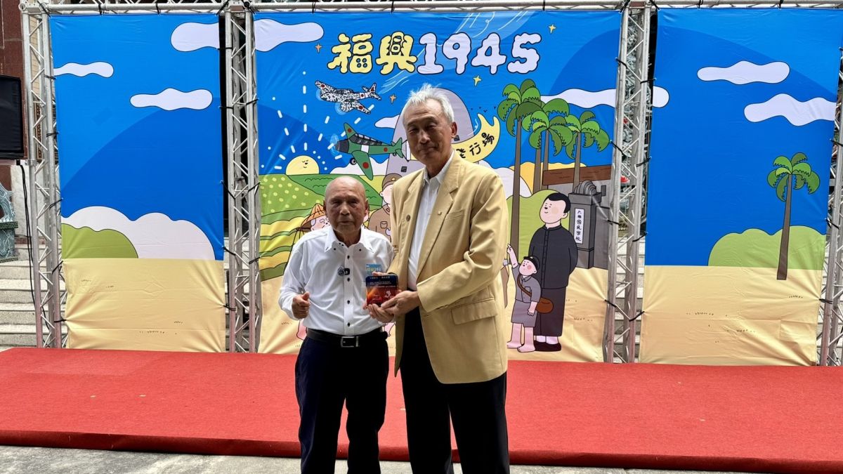 圖／21世紀不動產亞太區暨台灣區董事長王福漲（右）致贈紀念品予101歲日本飛行員增田正先生（左），象徵跨越世代的人文交流與歷史記憶傳承。（21世紀不動產提供）