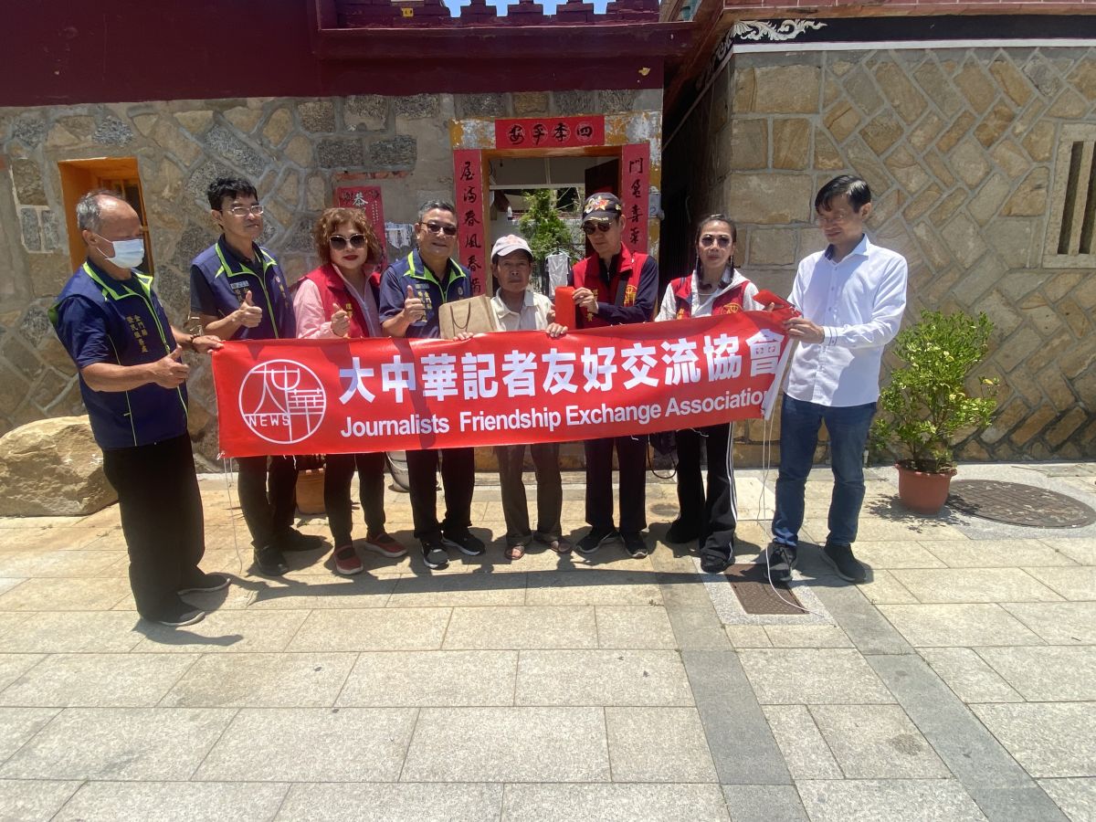 圖／劉信義處長(左4)與林富貴理事長(右3)慰問榮民吳伯伯。（大中華記者友好交流協會 提供）