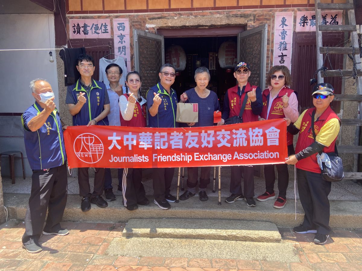 圖／劉信義處長(左5)與林富貴理事長(右3)慰問榮民謝伯伯。（大中華記者友好交流協會 提供）
