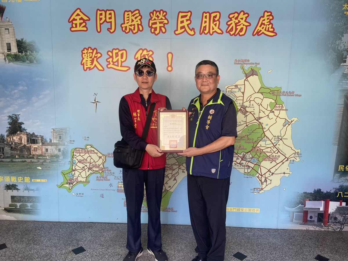 圖／劉信義處長(右)致贈林富貴理事長(左)感謝狀。（大中華記者友好交流協會 提供）